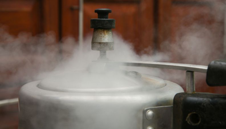 MULHER SOFRE QUEIMADURAS COM ESTOURO DE PANELA DE PRESSÃO