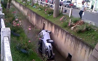 Condutora perde o controle de direção e veículo cai em córrego