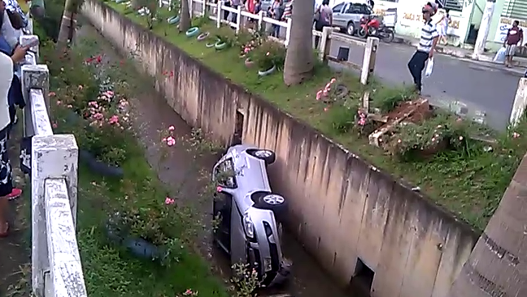 Condutora perde o controle de direção e veículo cai em córrego