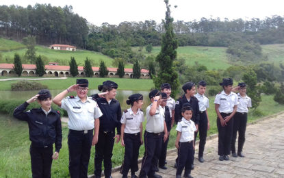 ALUNOS DO CTPM DOAM BRINQUEDOS A CRIANÇAS CARENTES DE ESCOLA