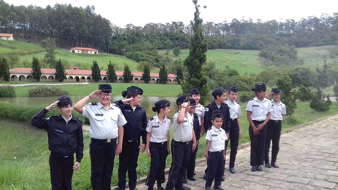 ALUNOS DO CTPM DOAM BRINQUEDOS A CRIANÇAS CARENTES DE ESCOLA