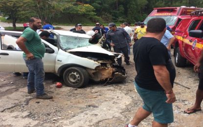 COLISÃO ENTRE CARRETA E CARRO DEIXA DOIS FERIDOS