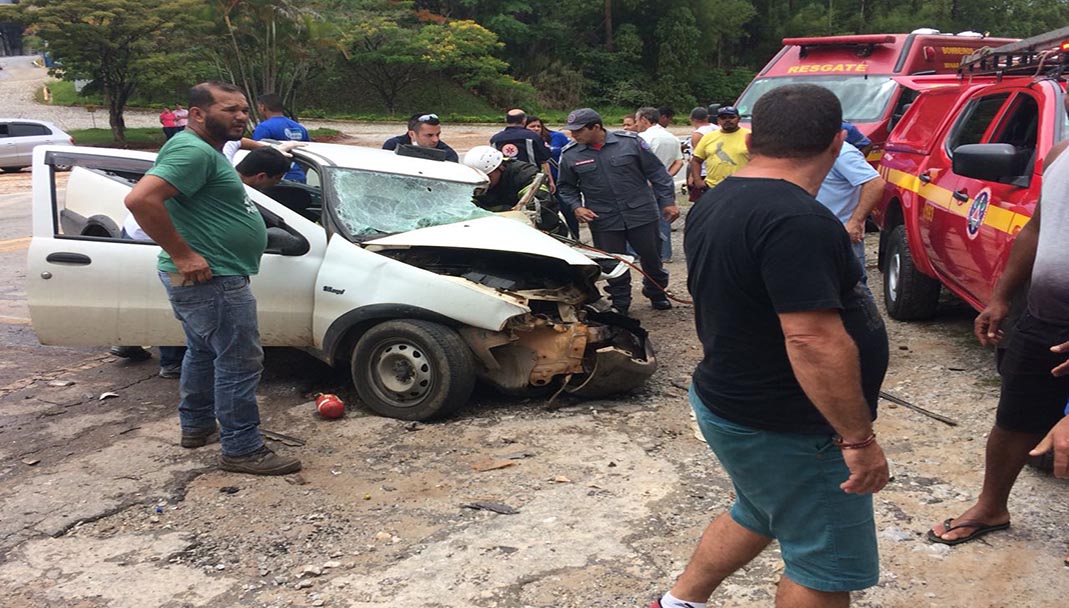 COLISÃO ENTRE CARRETA E CARRO DEIXA DOIS FERIDOS