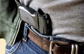 MULHER TEM BOLSA ROUBADA APÓS SER ABORDADA POR HOMEM DE MOTO