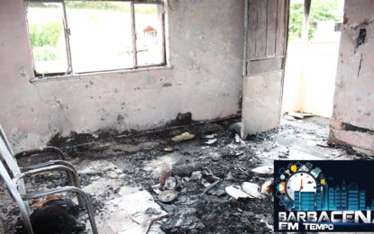 INCÊNDIO EM RESIDÊNCIA NO BAIRRO CAIÇARAS EM BARBACENA-MG