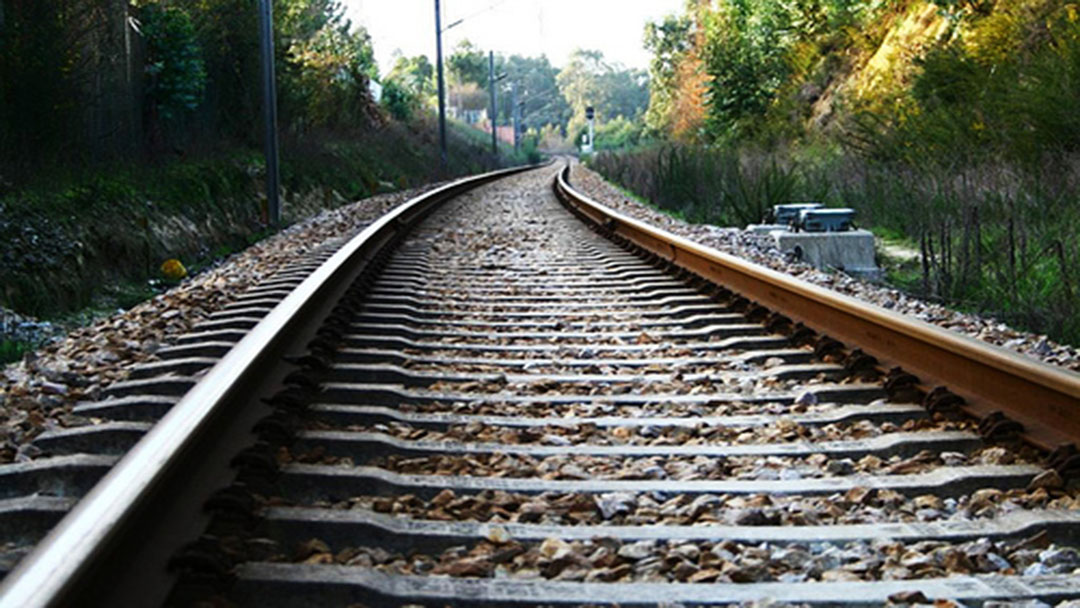 Acidente de trânsito entre composição férrea e carreta em Antônio Carlos-MG