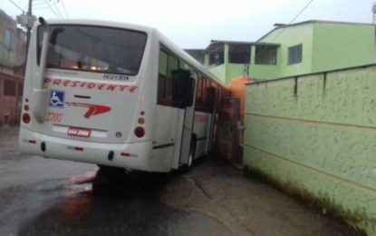 ÔNIBUS INVADE RESIDÊNCIA E FERE 04 PASSAGEIROS EM CONSELHEIRO LAFAIETE-MG