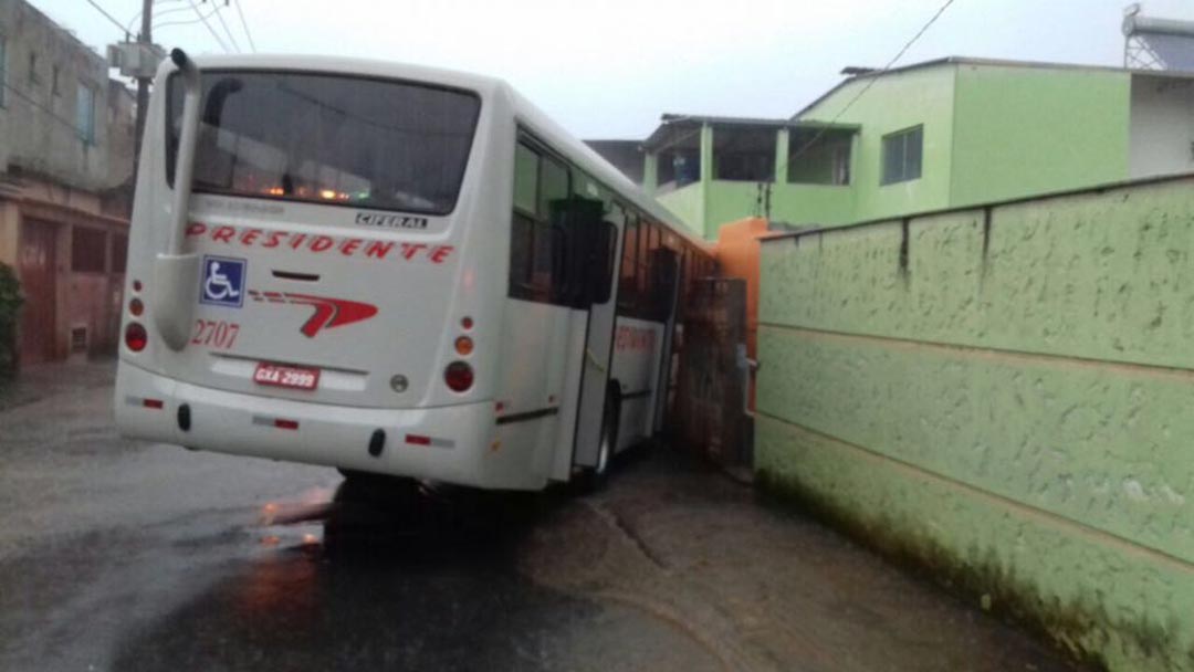 ÔNIBUS INVADE RESIDÊNCIA E FERE 04 PASSAGEIROS EM CONSELHEIRO LAFAIETE-MG