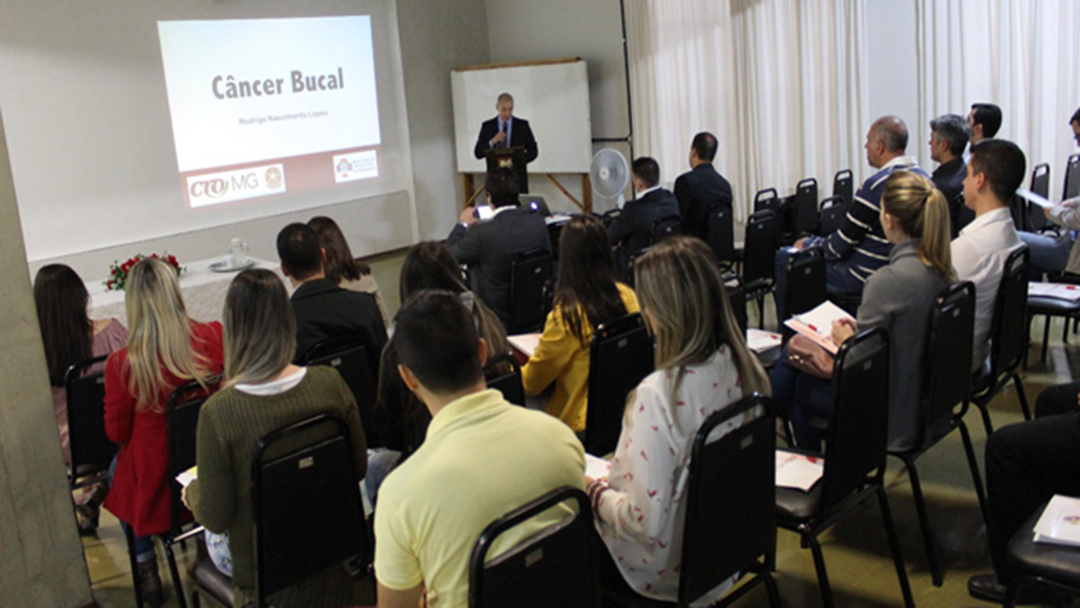 DEZENAS DE PESSOAS PARTICIPAM DO CURSO NA ÁREA DE ODONTOLOGIA EM BARBACENA-MG