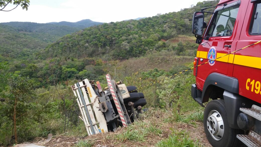 COLISÃO ENTRE VEÍCULOS NA SERRA DE OURO BRANCO