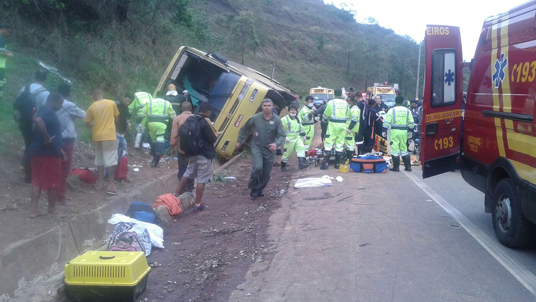 ÔNIBUS TOMBA NA BR-381,SERRA DE IGARAPÉ REGIÃO METROPILITANA DE BELO HORIZONTE