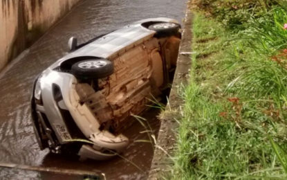 VEÍCULO CAI EM CÓRREGO NA AVENIDA SANITÁRIA EM BARBACENA-MG
