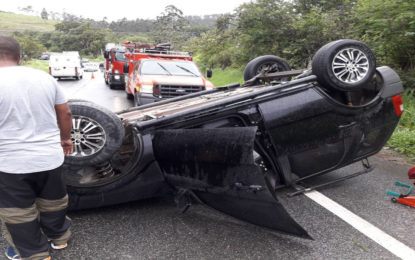 CAPOTAMENTO DE VEÍCULO NA BR 265 PROXIMIDADES DA EMPRESA SAINT GOBAIN