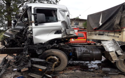 MOTORISTA FICA GRAVEMENTE FERIDO EM COLISÃO ENTRE CARRETAS