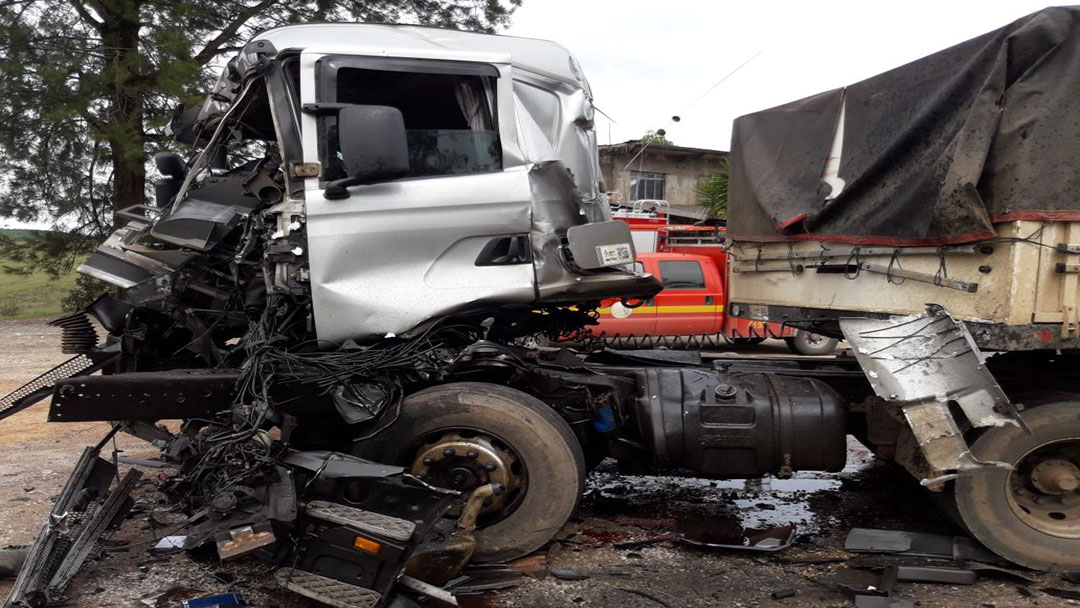 MOTORISTA FICA GRAVEMENTE FERIDO EM COLISÃO ENTRE CARRETAS