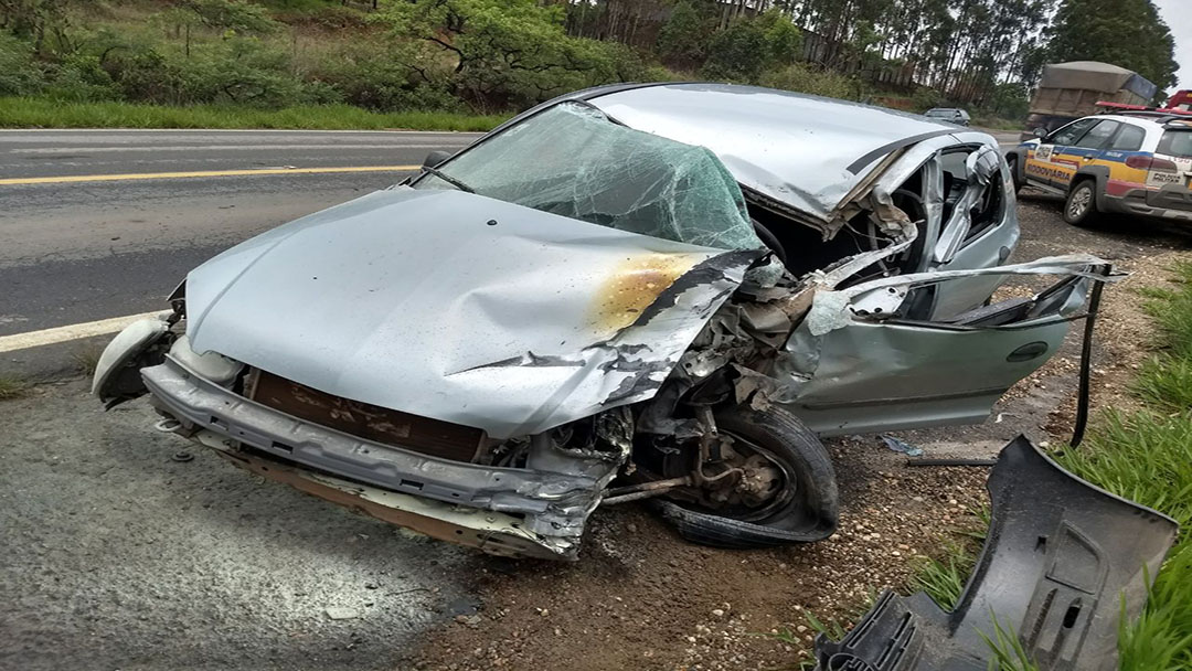 COLISÃO ENTRE CARRETA E CARRO NA BR 265