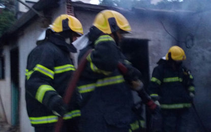 INCÊNDIO ATINGE RESIDÊNCIA NO BAIRRO ÁGUA SANTA EM BARBACENA-MG