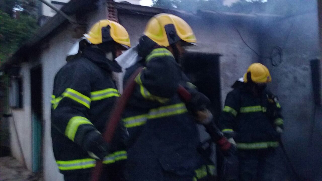 INCÊNDIO ATINGE RESIDÊNCIA NO BAIRRO ÁGUA SANTA EM BARBACENA-MG