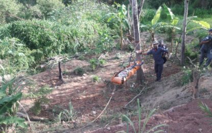 BOMBEIROS RESGATAM CORPO DE HOMEM EM LOCAL DE DIFÍCIL ACESSO