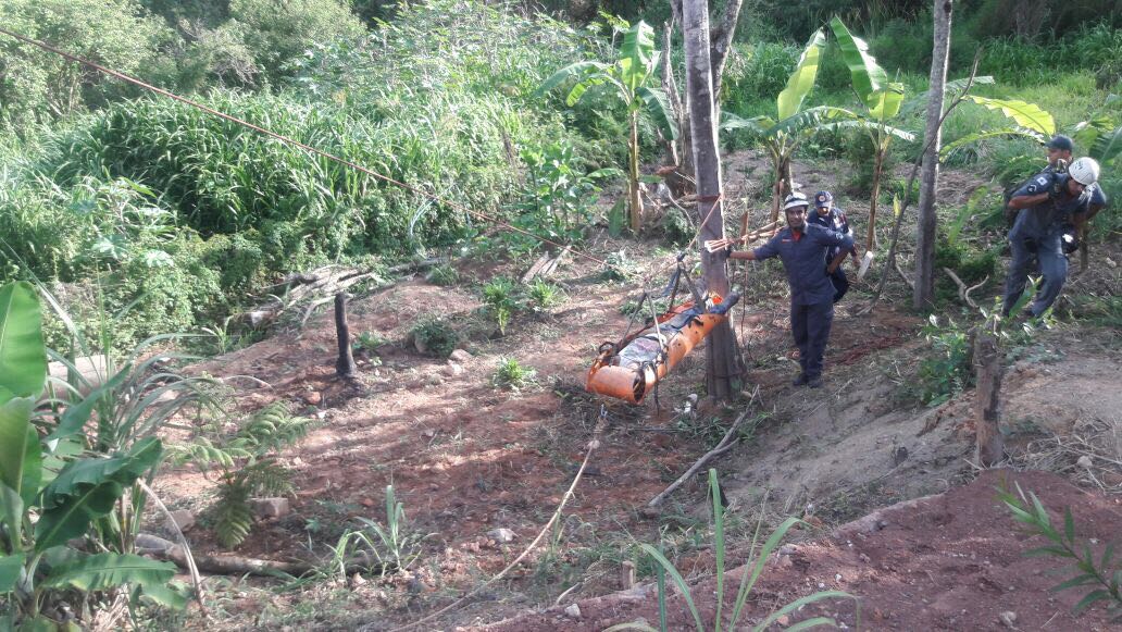 BOMBEIROS RESGATAM CORPO DE HOMEM EM LOCAL DE DIFÍCIL ACESSO
