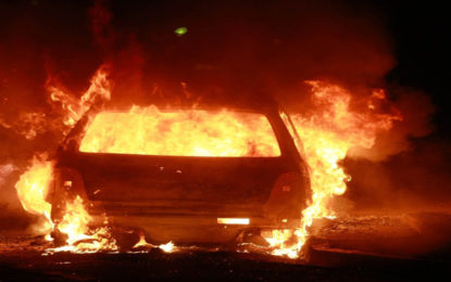 MOTORISTA BATE COM O CARRO QUE SE INCENDEIA PROXIMO A RODOVIÁRIA DE BARBACENA