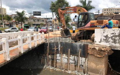 OBRAS EM PONTE NA RUA BAHIA EM BARBACENA ESTÃO EM FASE DE CONCLUSÃO