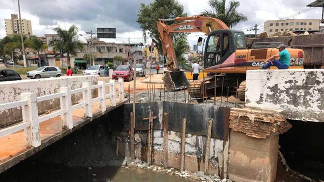 OBRAS EM PONTE NA RUA BAHIA EM BARBACENA ESTÃO EM FASE DE CONCLUSÃO