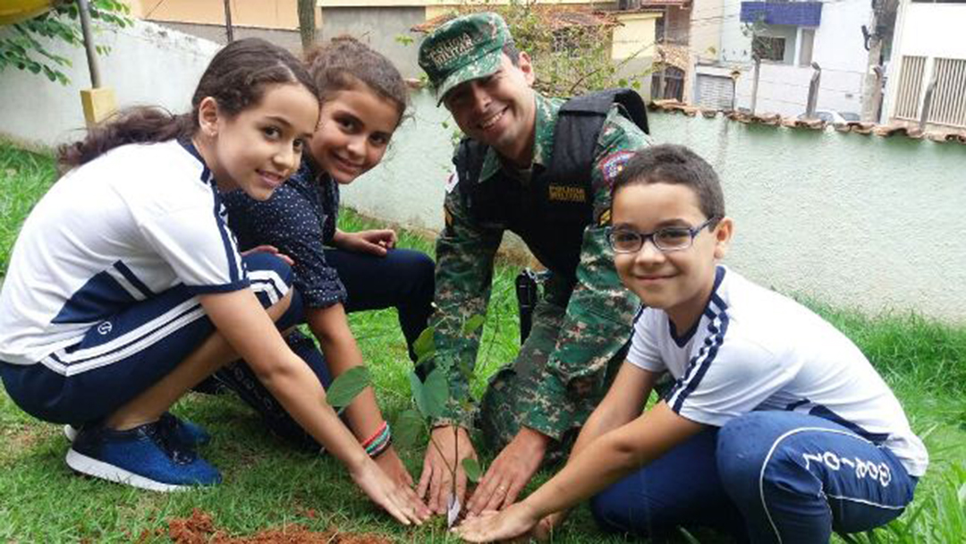 Polícia Militar do Meio Ambiente realiza plantio de mudas em  escola de Conselheiro Lafaiete