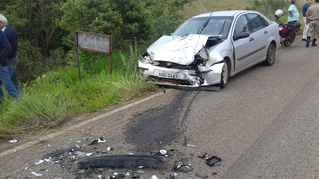 Acidente envolvendo dois veículos de passeios e uma máquina agrícola (trator) Km 5 da MG 485 que liga Lafaiete à Queluzito