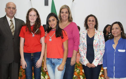 Alunos vencedores da Olimpíada Brasileira de Astronomia e Astronáutica recebem medalhas do mérito
