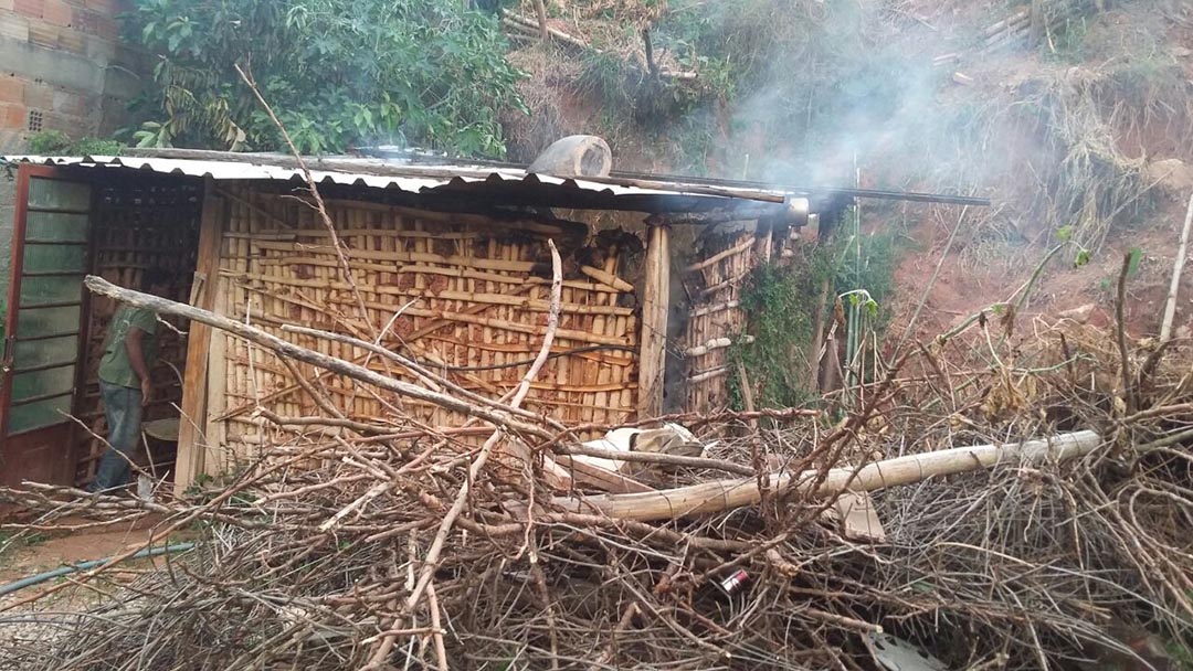BARRACO É INCENDIADO EM CONSELHEIRO LAFAIETE-MG