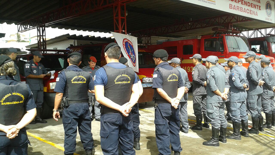 AÇÃO CONJUNTA ENTRE BOMBEIROS E ÓRGÃOS MUNICIPAIS VISTORIAM IMÓVEIS NO BAIRRO JOÃO PAULO II