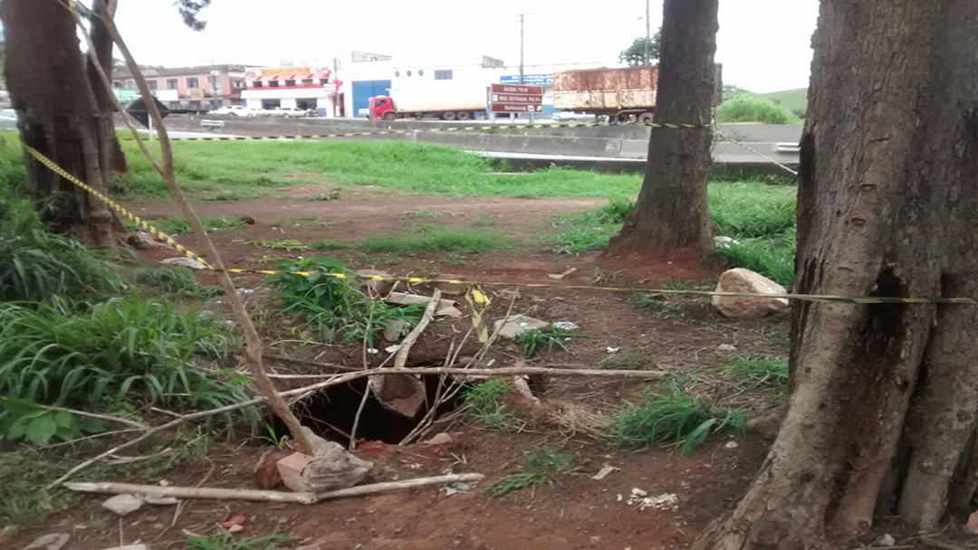 Bombeiros resgatam cadela que caiu em galeria próximo à Rodoviária trevo de Barbacena
