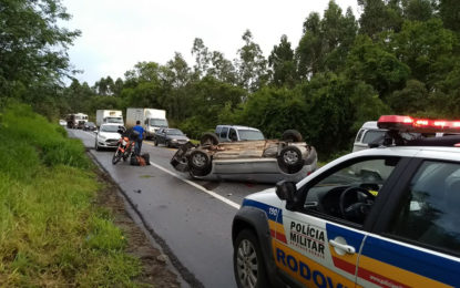 BOMBEIRO SOCORRE A TRÊS VÍTIMAS EM ACIDENTE AUTOMOBILÍSTICO