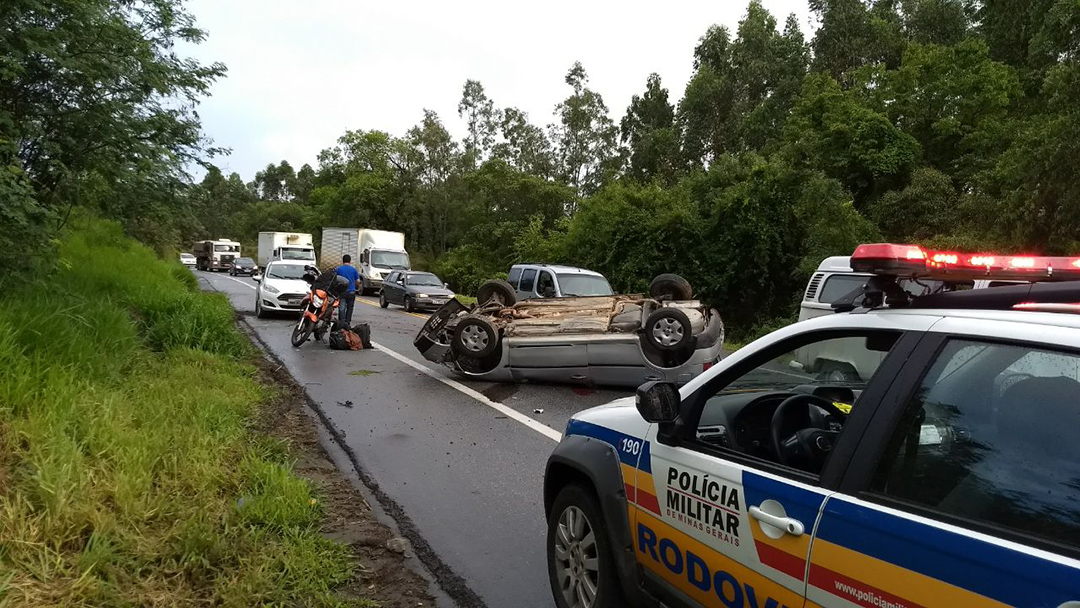 BOMBEIRO SOCORRE A TRÊS VÍTIMAS EM ACIDENTE AUTOMOBILÍSTICO