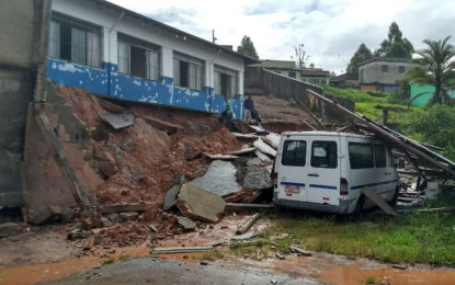 MURO DESABA E DANIFICA DOIS VEICULOS NO BAIRRO NOVE DE MARÇO EM BARBACENA-MG