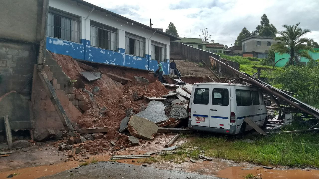 MURO DESABA E DANIFICA DOIS VEICULOS NO BAIRRO NOVE DE MARÇO EM BARBACENA-MG
