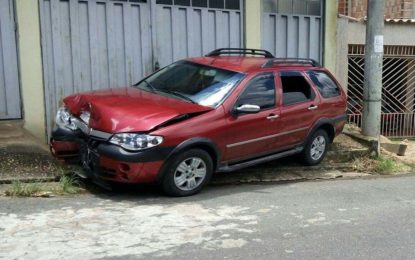 HOMEM PASSA MAL E BATE COM O CARRO EM POSTE EM SÃO JOÃO DEL REI-MG