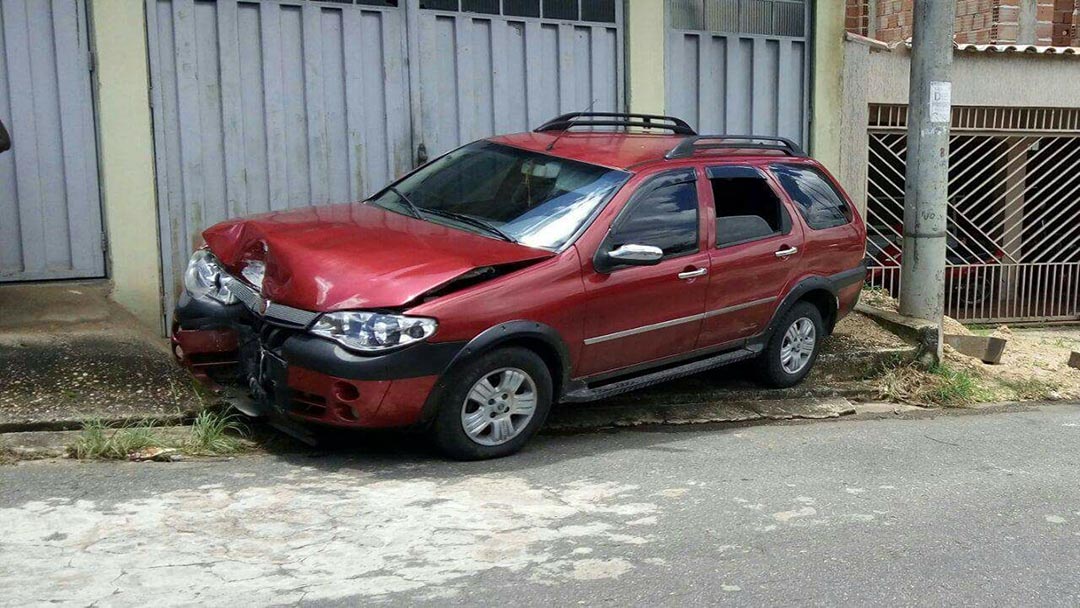 HOMEM PASSA MAL E BATE COM O CARRO EM POSTE EM SÃO JOÃO DEL REI-MG
