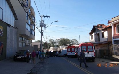 CINCO PESSOAS FICAM FERIDAS EM COLISÃO DE VEÍCULOS NO BAIRRO DO CARMO EM BARBACENA-MG