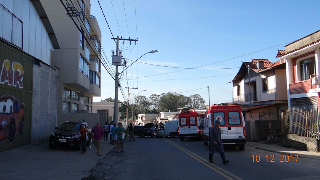 CINCO PESSOAS FICAM FERIDAS EM COLISÃO DE VEÍCULOS NO BAIRRO DO CARMO EM BARBACENA-MG