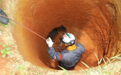CÃO FICA PRESO 3 DIAS EM CISTERNA E É RESGATADO PELOS BOMBEIROS NO BAIRRO SANTO ANTÔNIO EM BARBACENA