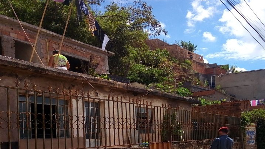 BOMBEIROS REALIZAM VISTORIA EM ÁREA DE RISCO NO BAIRRO DINIZ II EM BARBACENA