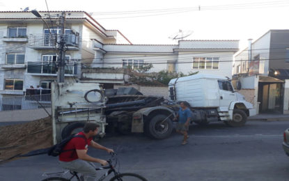 Carreta carregada de areia tomba na Rua Marechal Floriano Peixoto bairro Pontilhão em Barbacena