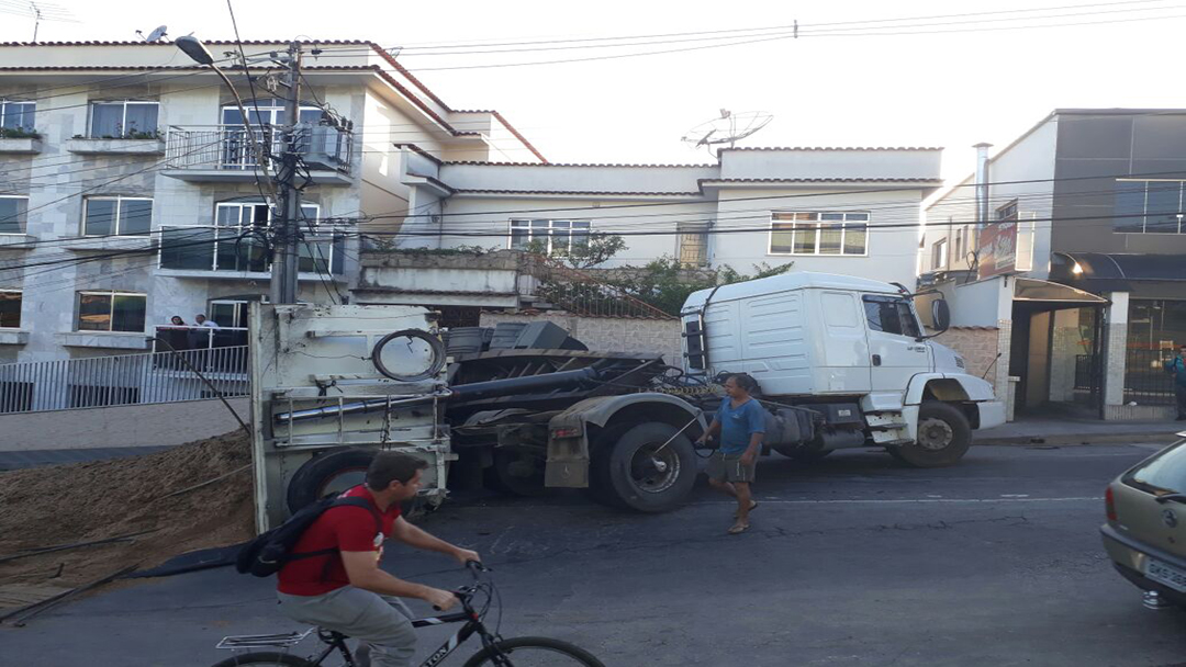 Carreta carregada de areia tomba na Rua Marechal Floriano Peixoto bairro Pontilhão em Barbacena