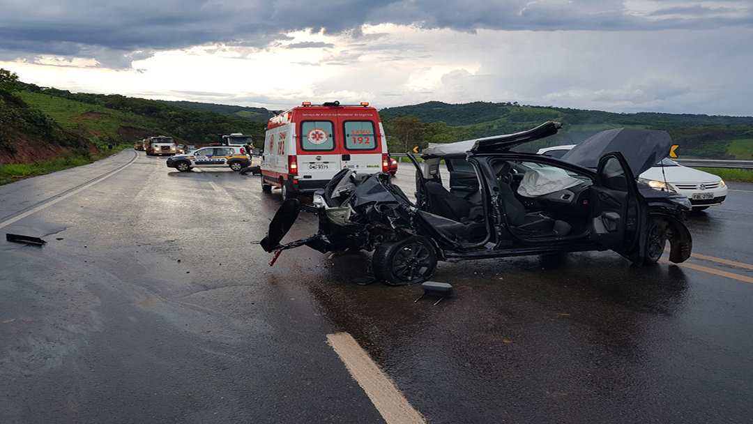 ACIDENTE COM 3 VEÍCULOS ENVOLVE 7 PESSOAS