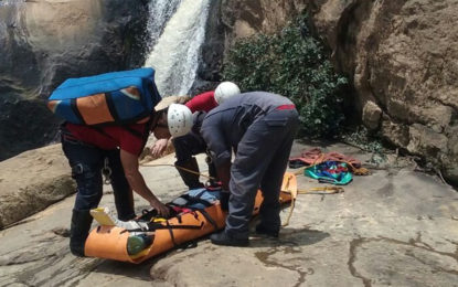 BOMBEIROS RESGATAM CICLISTA QUE CAIU EM CACHOEIRA ZONA RURAL DE BARBACENA-MG