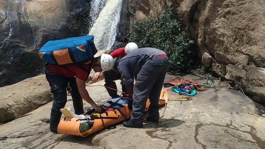 BOMBEIROS RESGATAM CICLISTA QUE CAIU EM CACHOEIRA ZONA RURAL DE BARBACENA-MG