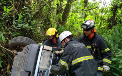 CARRO CAI EM RIBANCEIRA E MOTORISTA VEM A ÓBITO NA RODOVIA QUE LIGA RESSAQUINHA A SENHORA DOS REMÉDIOS