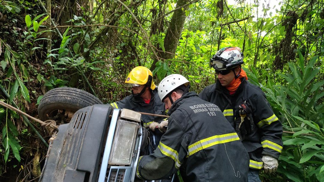 CARRO CAI EM RIBANCEIRA E MOTORISTA VEM A ÓBITO NA RODOVIA QUE LIGA RESSAQUINHA A SENHORA DOS REMÉDIOS